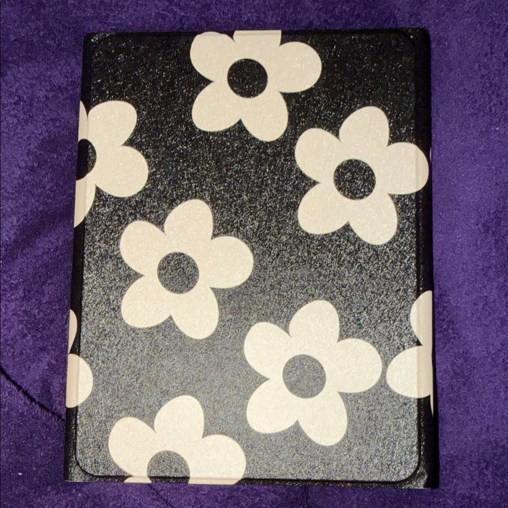 Black/Cream Daisy Print iPad Case/Keyboard